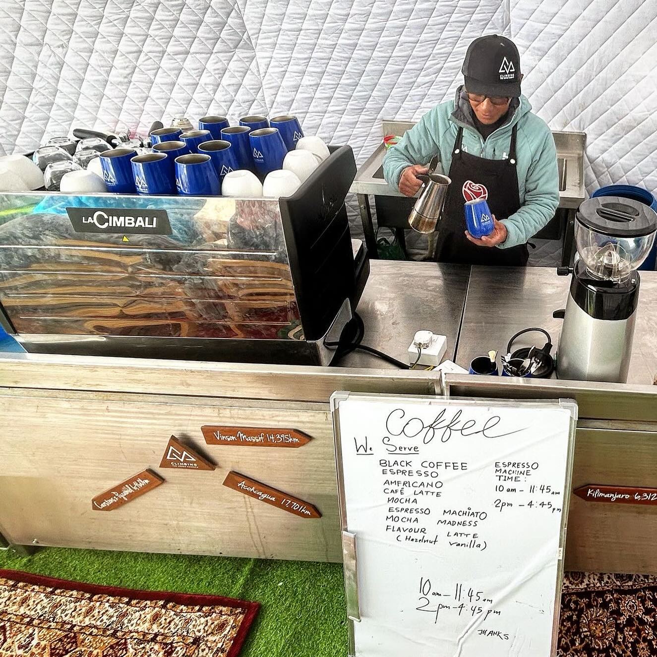 Acampamento de base no Everest oferece barista que prepara café para alpinistas