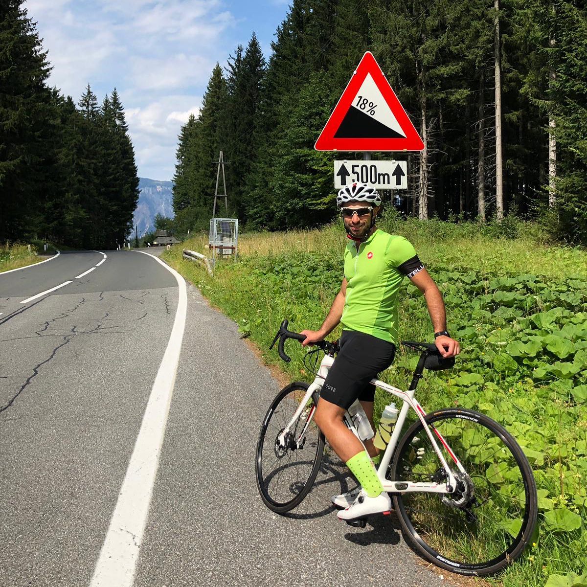 Chef de cozinha em uma bicicleta em meio a natureza