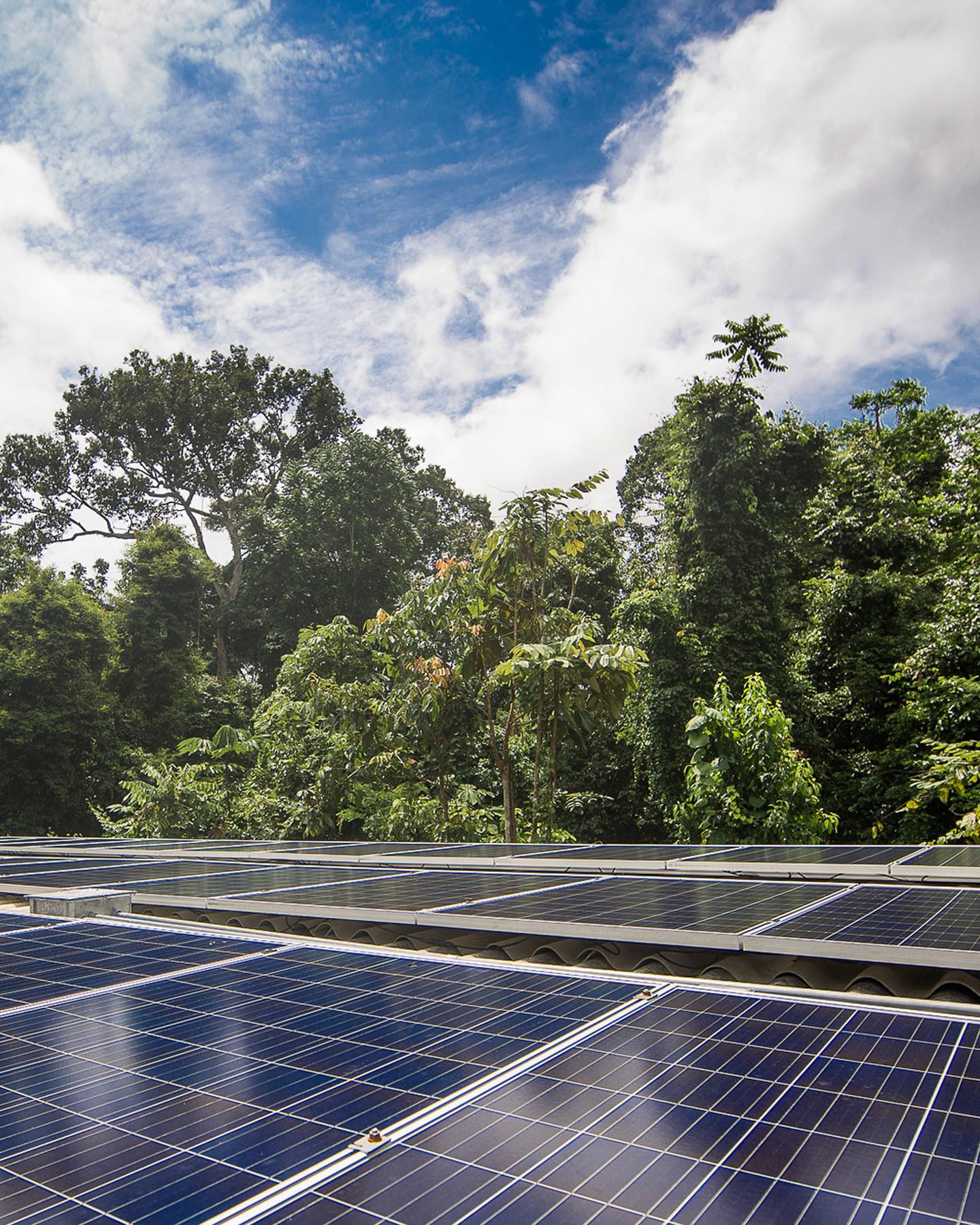 Painéis solares fornecem energia para o hotel