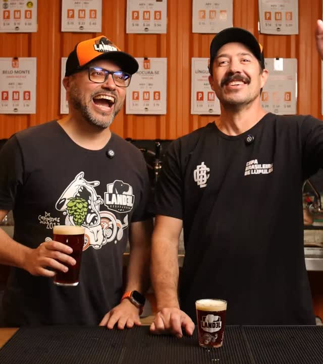 Dois homens sorrindo e bebendo cerveja