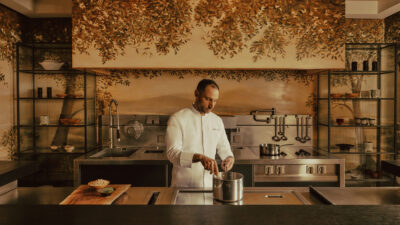 Chef de cozinha prepara refeição em hotel de luxo