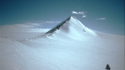 Montanha na Antártida soterrada pela neve, com o pico a mostra.