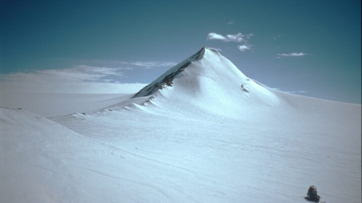 Montanha na Antártida soterrada pela neve, com o pico a mostra.