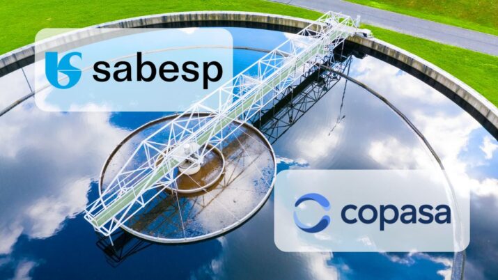 Os logos da Sabesp (SBSP3) e Copasa (CSMG3), à frente de foto de estração de tratamento de esgoto.