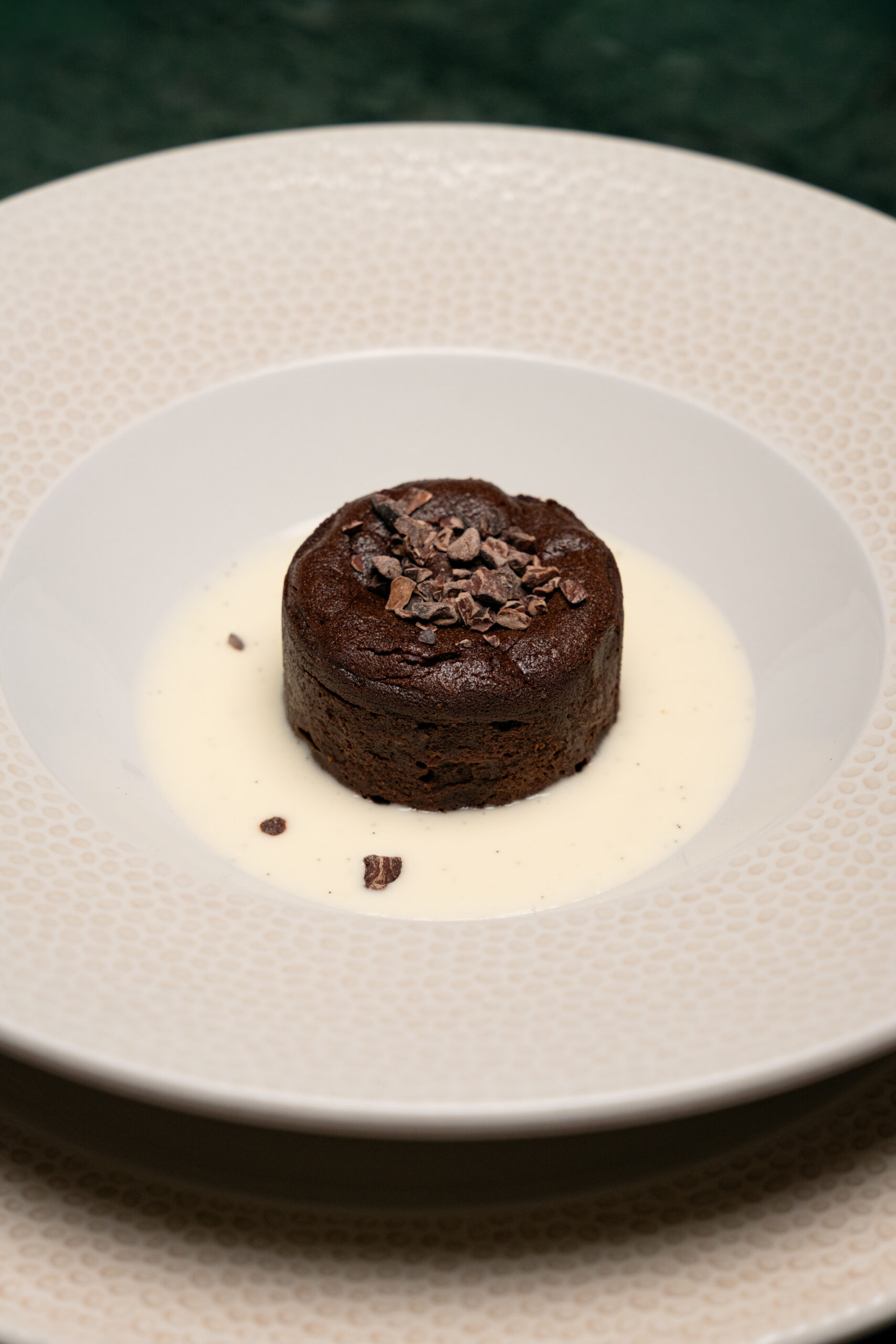 Bolo de chocolate meio amargo com creme anglaise e feuilletine