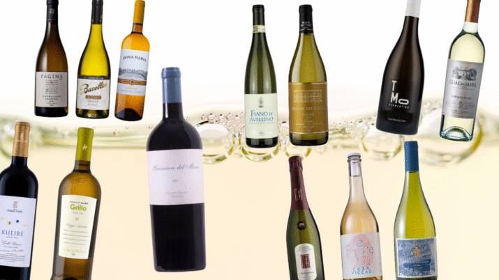 13 garrafas de vinhos brancos fora do óbvio em frente a um background com o líquido do vinho branco