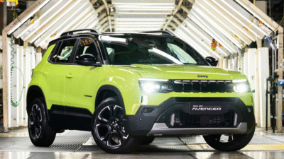 Jeep Avenger amarelo limão visto de frente