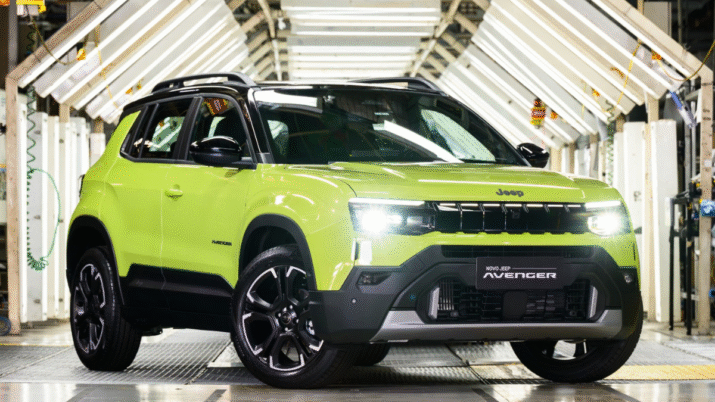 Jeep Avenger amarelo limão visto de frente