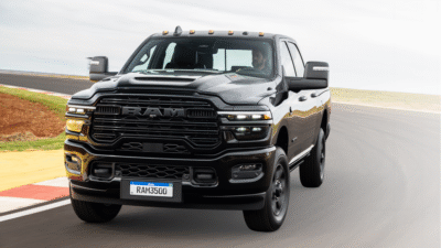 picape Ram 3500 preta vista de frente