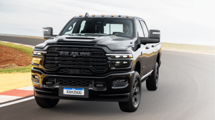 picape Ram 3500 preta vista de frente