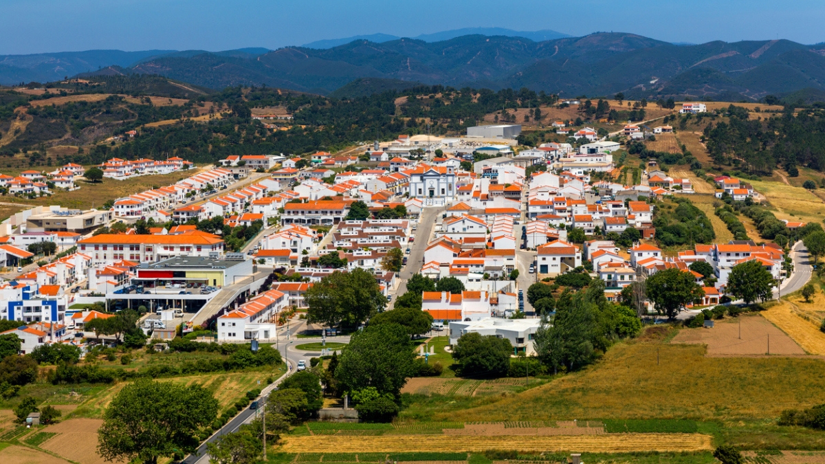 Encantadora arquitectura de montanhoso Aljezur, Algarve, Portugal. Vista para a pequena cidade de Aljezur com casas tradicionais portuguesas e paisagem rural, Algarve, Portugal.