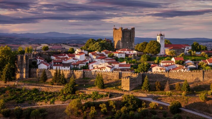 Vista majestosa sobre uma cidade antiga com muralhas de fortaleza em Bragança, Portugal