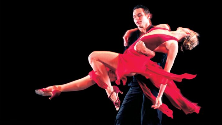 um casal dançando um pas de deux;