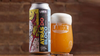 Uma lata e um copo de cerveja