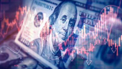 Cédula de dólar ao fundo, com gráfico de ações sobreposto