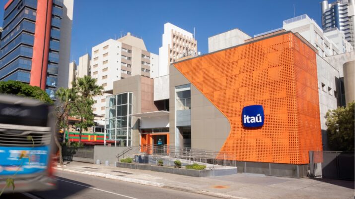 Fachada de agência do Itaú Unibanco (ITUB4).