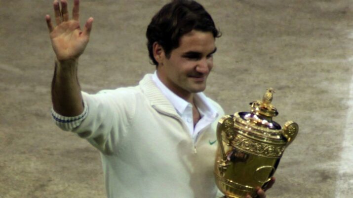 Roger Federer com o troféu de Wimbledon em 2012