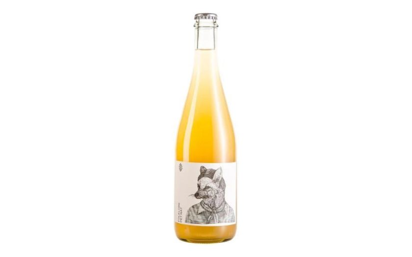 Garrafa transparente de pét-nat, com líquido amarelo dentro