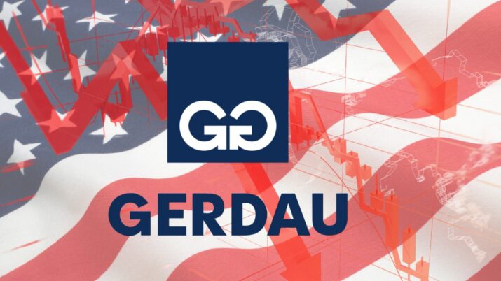 Bandeira dos EUA ao fundo, gráfico de ações em queda e o símbolo da Gerdau em primeiro plano