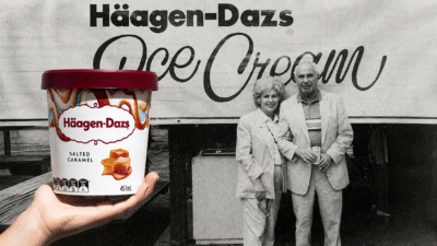 Casal de fundadores da Häagen-Dazs ao lado do pote de sorvete da marca