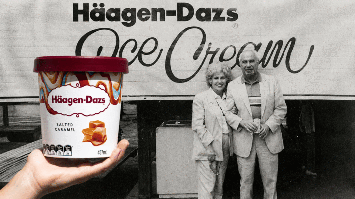 Casal de fundadores da Häagen-Dazs ao lado do pote de sorvete da marca