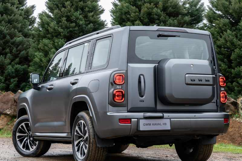 Haval H9 cinza visto de trás