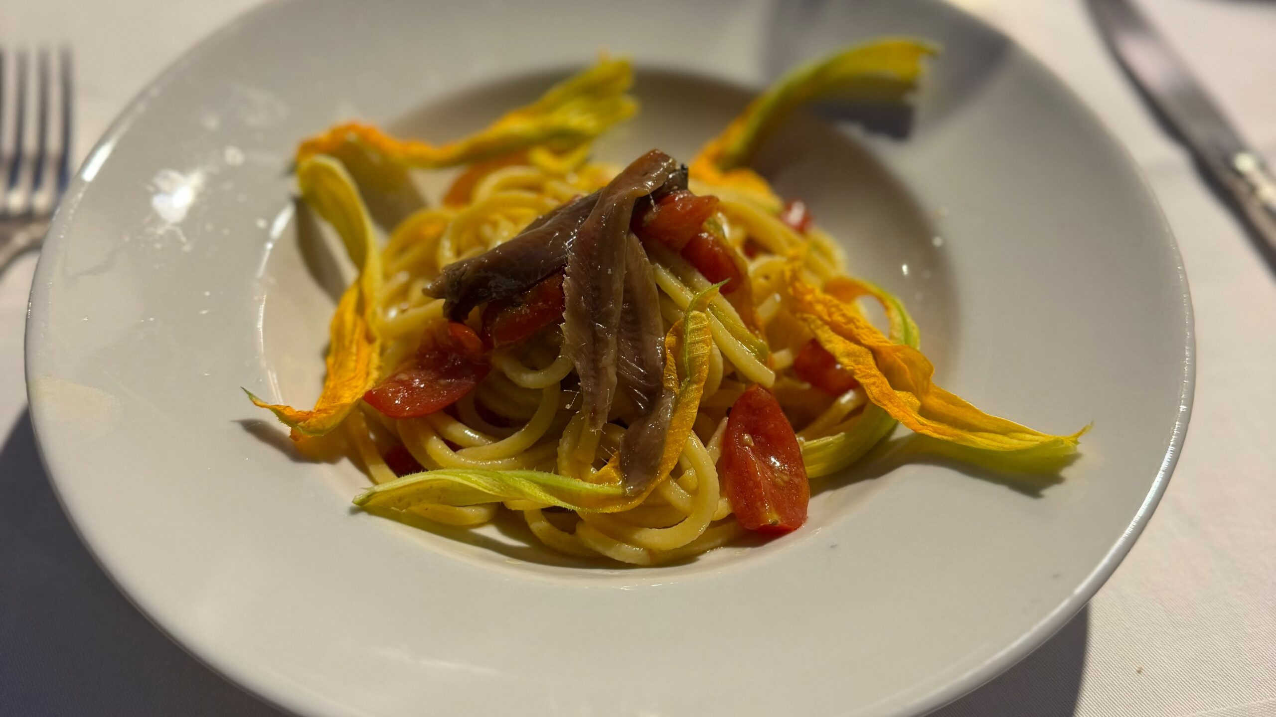 Massa com alicci e tomate cereja em Sperlonga