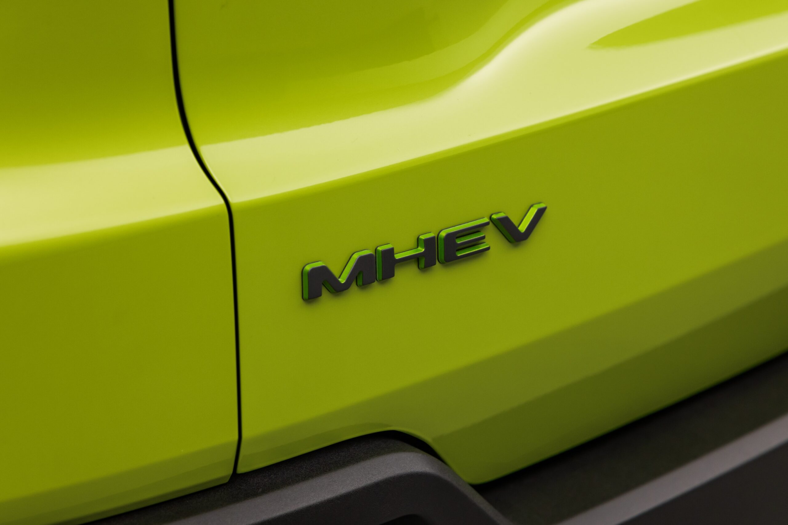 Jeep Avenger com close no logo MHEV