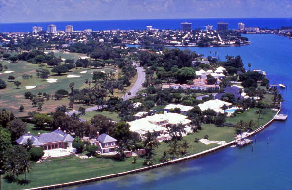 Vista aérea olhando para o leste sobre Indian Creek Village em North Miami. 1969