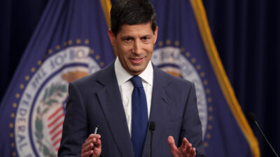 O presidente do Federal Reserve, Kevin Warsh, fala de pé, em frente a um púlpito, durante coletiva de imprensa na sede do banco central norte-americano, em Washington, D.C.