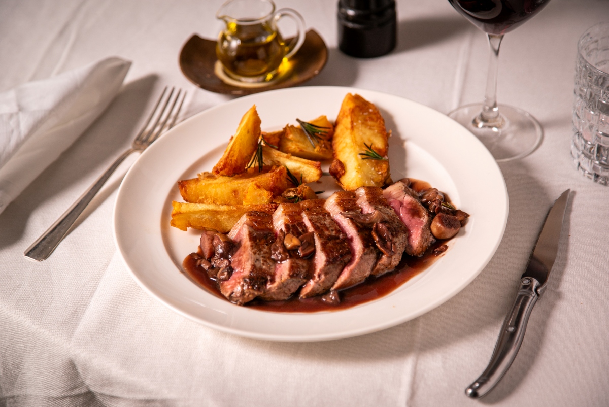 carne com batata em prato 