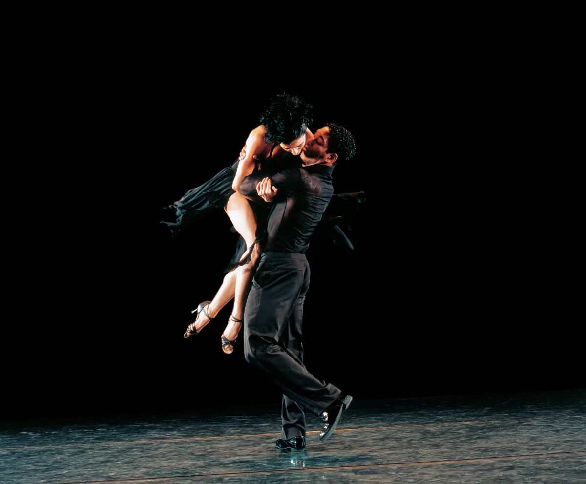 bailarino e bailarina dançando um pas de deux