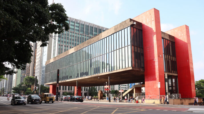 MASP recebe celebridades, artistas e patronos para sua 12ª festa