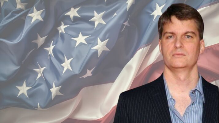 Em um fundo com a bandeira dos EUA, o megainvestidor Michael Burry aparece do lado direito, em primeiro plano