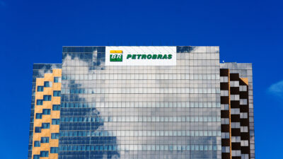 O prédio da Petrobras com um céu azul ao fundo