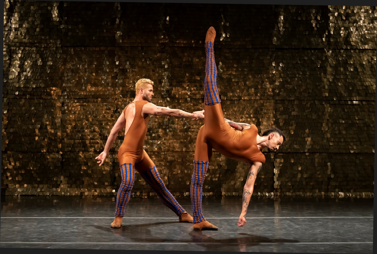 dois bailarinos no palco dançando