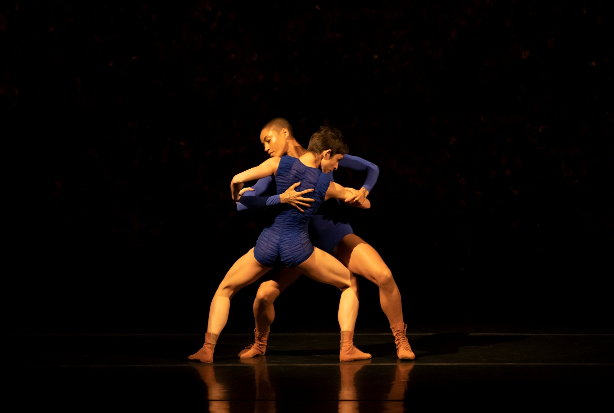dois bailarinos dançando no palco
