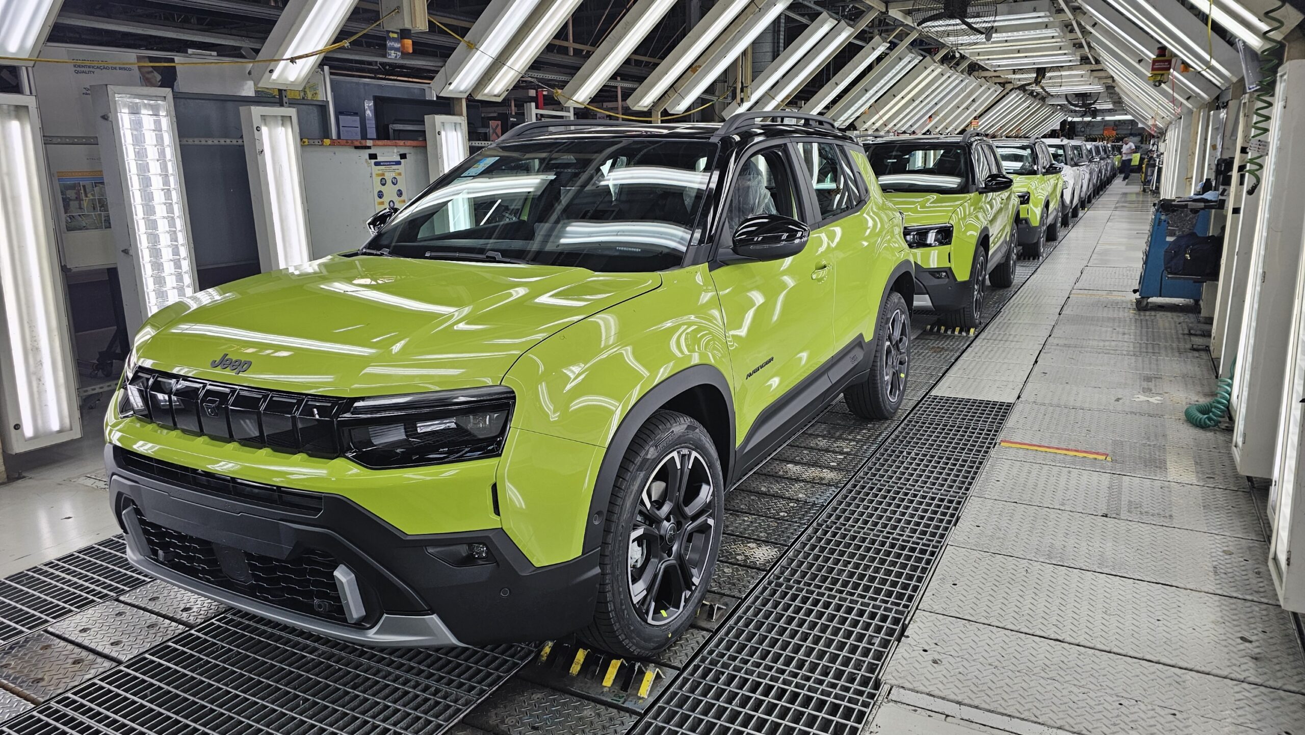 Jeep Avenger amarelo limão visto de frente na linha da produção