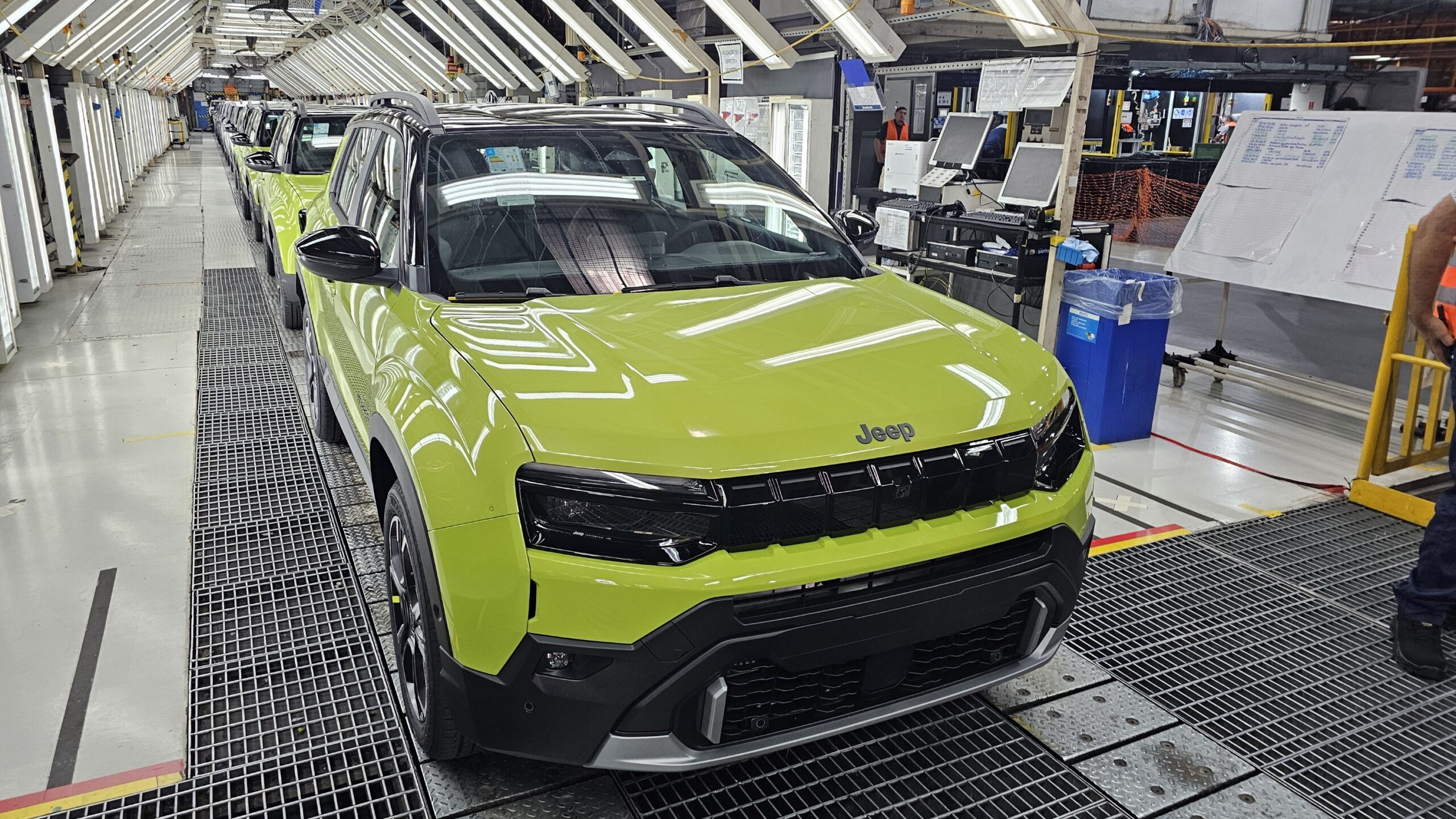 Jeep Avenger amarelo limão visto de frente na linha da produção