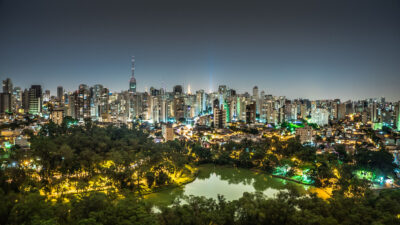 Vista panorâmica da cidade de São Paulo à noite