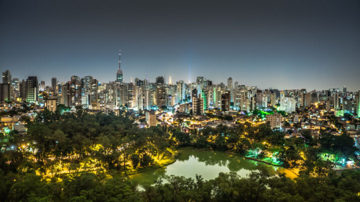 Vista panorâmica da cidade de São Paulo à noite