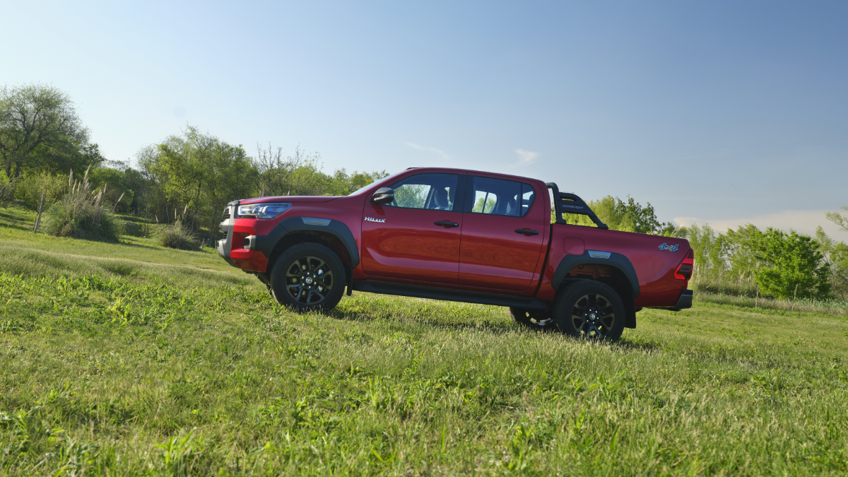 Toyota Hilux vermelha vista de lado