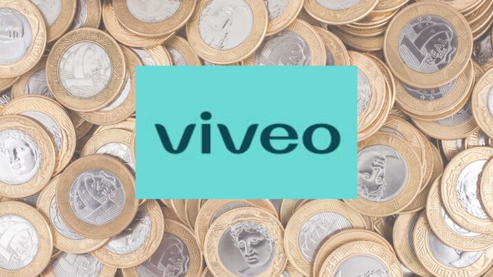 Em um fundo com moedas de 1 real, o logo da Viveo aparece em primeiro plano