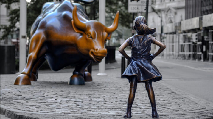 Estátua de menina em frente ao touro de Wall Street