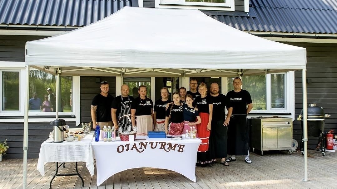 grupo de pessoas servidno café em seu jardim