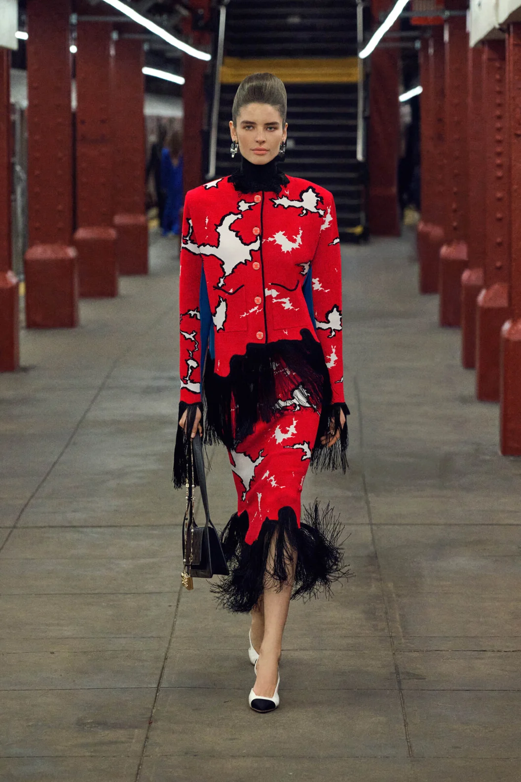 Peça de tricô jacquard vermelha, branca e preta da coleção Métiers d’Art 2026