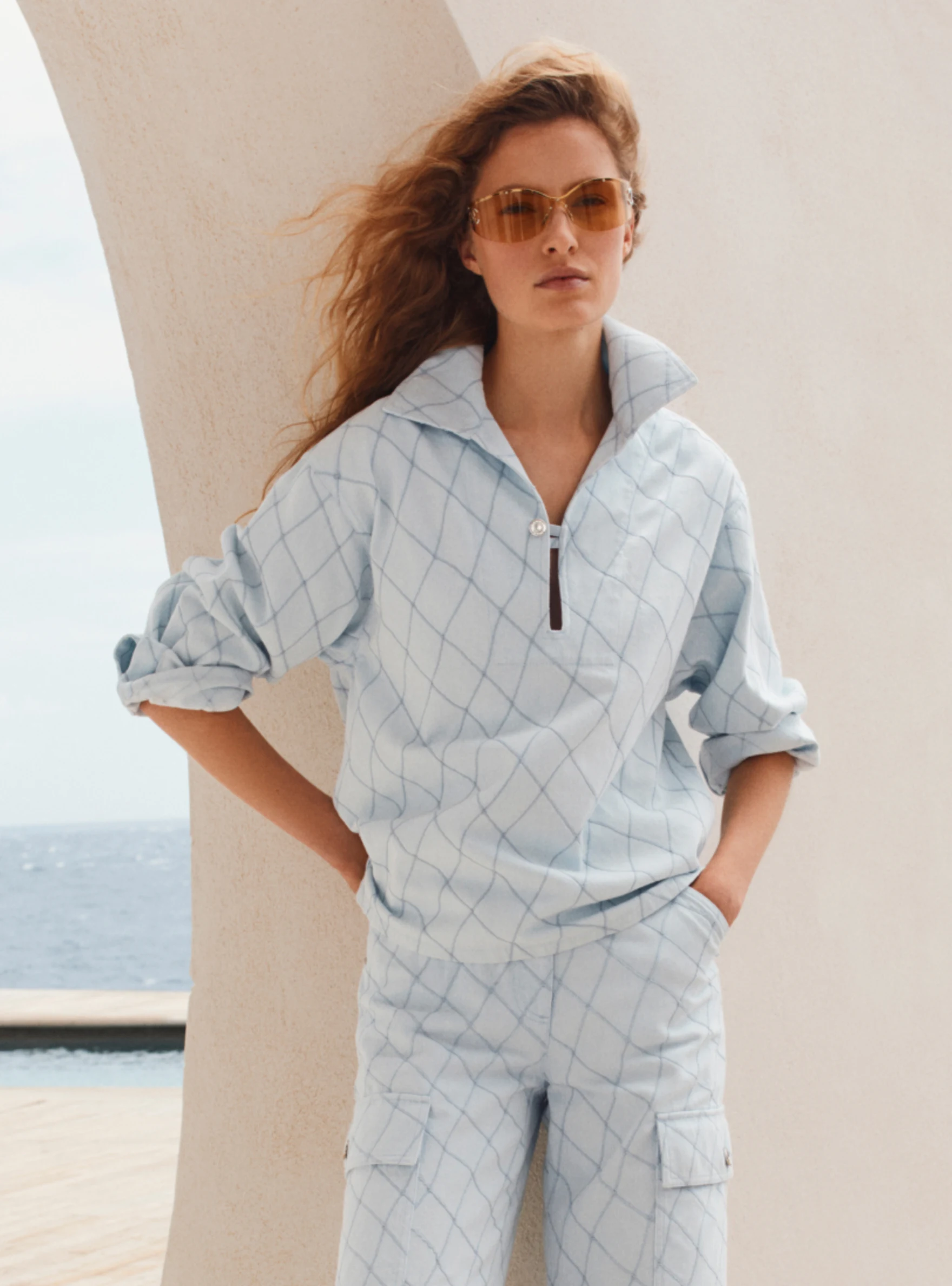 modelo com óculos de sol e conjunto da chanel 
