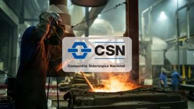 Logo da CSN e, ao fundo, trabalhadores em uma indústria siderúrgica