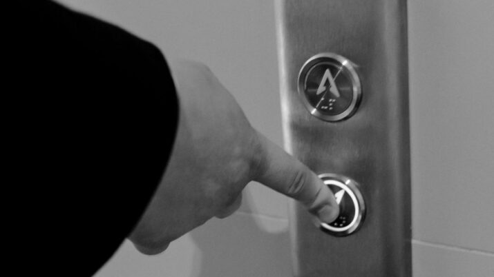 Homem chama elevador para descer