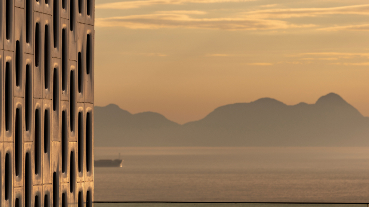 Vista do pôr do sol de uma das janelas do hotel Emiliano
